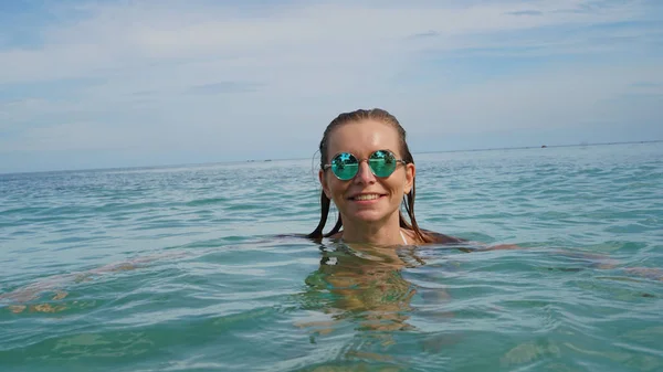 Lycklig kvinna i havet bevattnar — Stockfoto