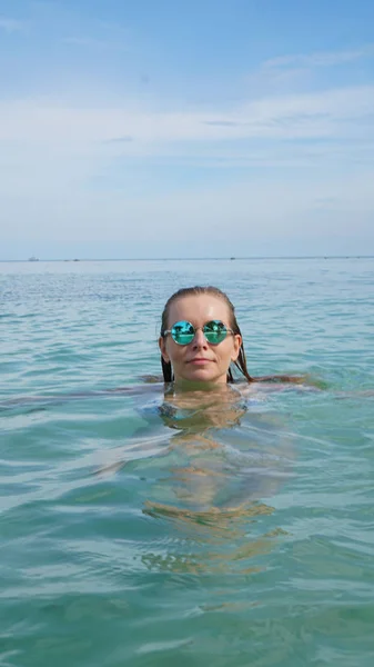 Gelukkige vrouw in het zeewater — Stockfoto