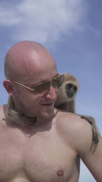 Man with monkey on the beach — Stock Photo, Image