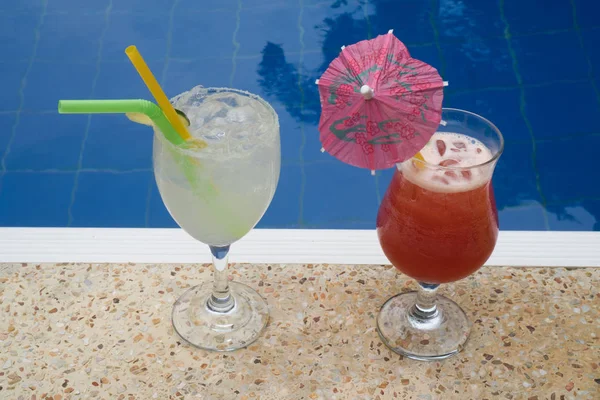 Cocktails na borda da piscina exterior — Fotografia de Stock