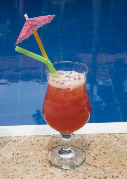 Cocktail au bord de la piscine extérieure — Photo