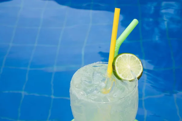 Cocktail aan de rand van het buitenzwembad — Stockfoto
