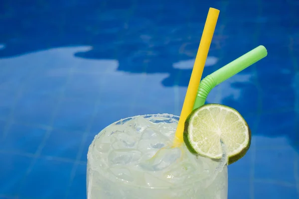 Cocktail na borda da piscina exterior — Fotografia de Stock