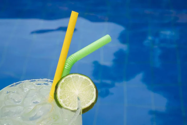 Cóctel al borde de la piscina al aire libre —  Fotos de Stock