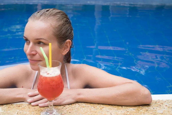 Femme avec cocktail dans la piscine — Photo