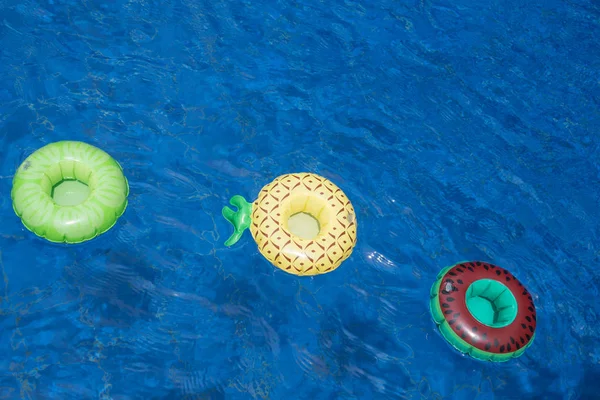 プールで膨脹可能なドリンク ホルダー — ストック写真