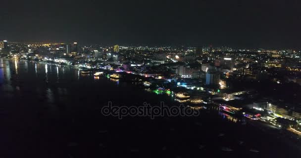 Skyline von Pattaya aus der Luft bei Nacht