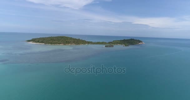 Vista aérea de pequenas ilhas no mar — Vídeo de Stock