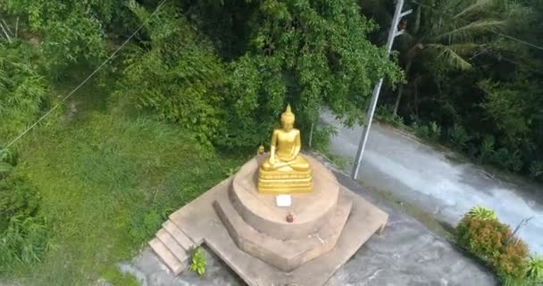 Gyllene små Buddhastatyn i Phuket — Stockvideo