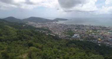 Hava dron görünümü Patong Körfezi ve şehir Phuket