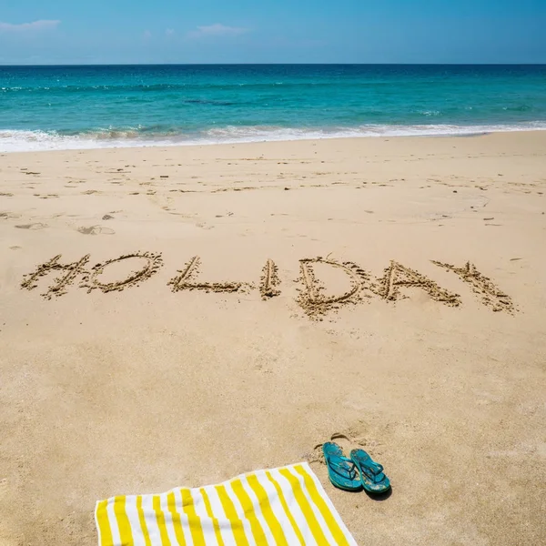 Vacances écrites sur la plage avec serviette et tongs sur la mer — Photo