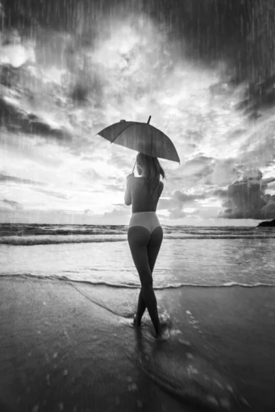 Sahilde şemsiyeli güzel bir kadın. — Stok fotoğraf