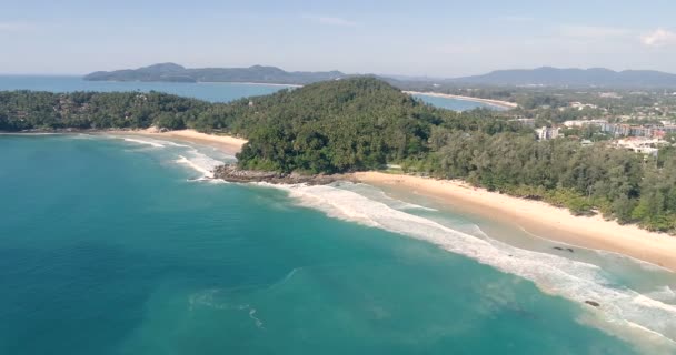 Luchtfoto van tropisch eiland strand — Stockvideo