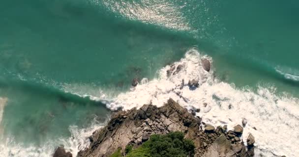 熱帯の島と海の波の航空写真 — ストック動画