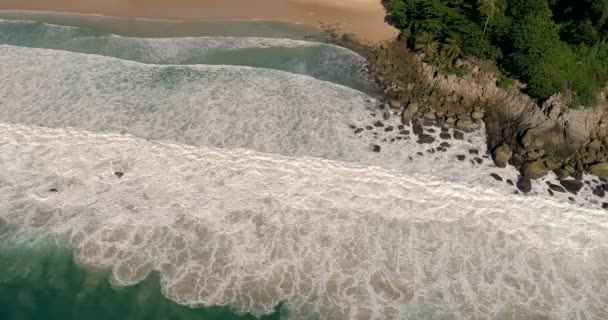 Вид с воздуха на тропический остров и берег моря — стоковое видео