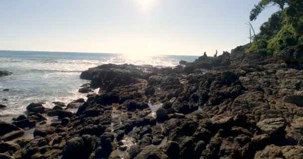 Vista aérea de cerca de las rocas cerca del mar — Vídeos de Stock