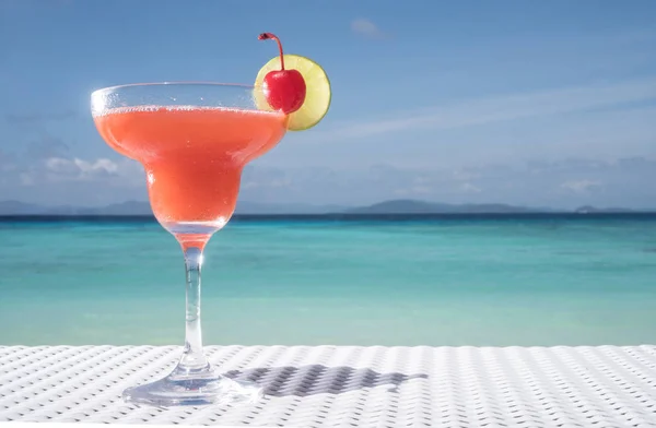 Strawberry Daiquiri cocktail op het strandrestaurant — Stockfoto