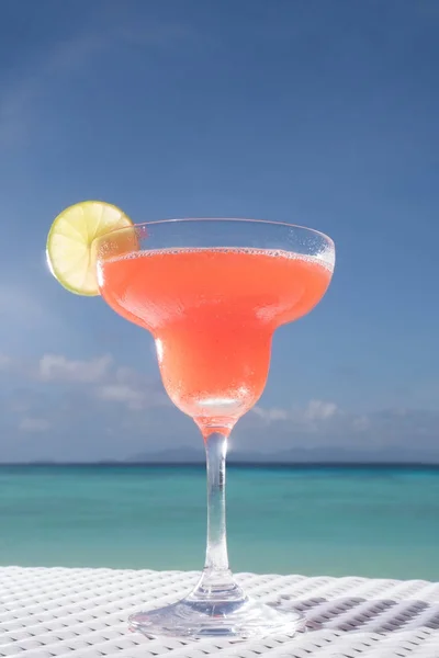 Strawberry Daiquiri cocktail op het strandrestaurant — Stockfoto