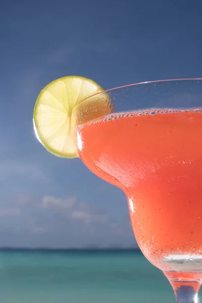 Cocktail Daiquiri aux fraises au restaurant de la plage — Photo