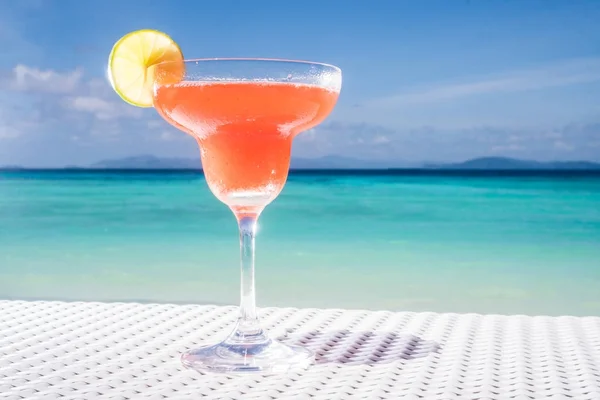 Cóctel Daiquiri de fresa en el restaurante de la playa — Foto de Stock