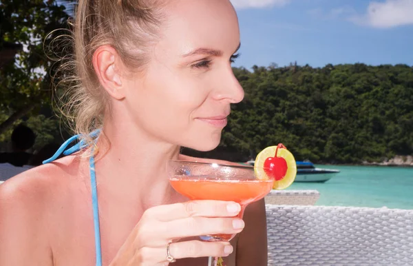 Mulher feliz com coquetel no restaurante da praia — Fotografia de Stock