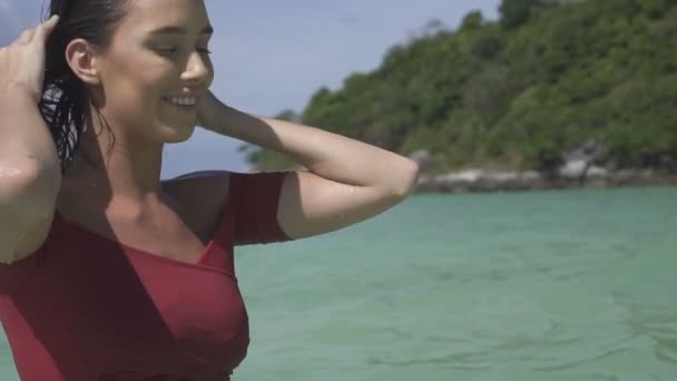 Hermosa chica en la playa paraíso — Vídeo de stock