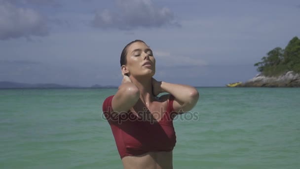 Piękna dziewczyna na plaży paradise — Wideo stockowe