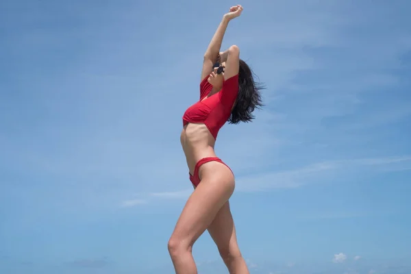 Bella ragazza sulla spiaggia paradiso — Foto Stock