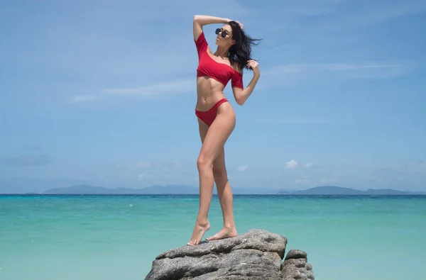 Beautiful girl on paradise beach — Stock Photo, Image