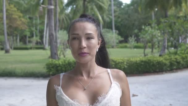 Belle fille sur l'île tropicale — Video