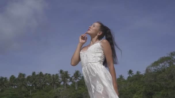 Menina bonita na ilha tropical — Vídeo de Stock