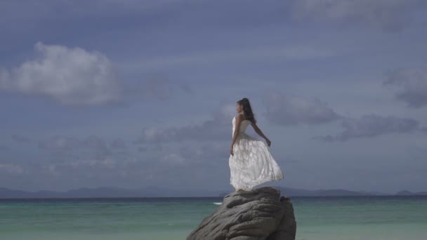 热带岛屿上的漂亮女孩 — 图库视频影像
