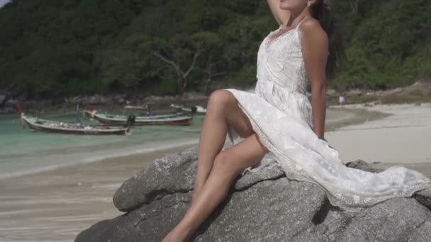 Vacker flicka på tropisk ö — Stockvideo