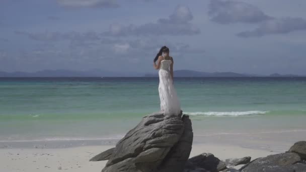 Tropik adada güzel kız — Stok video