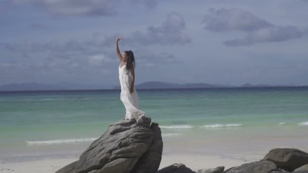 Hermosa chica en la isla tropical — Vídeo de stock