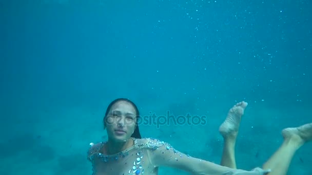 Красивая девушка под водой — стоковое видео