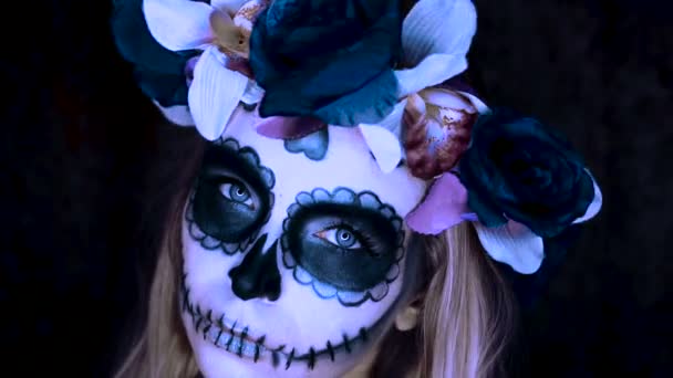 Mujer con maquillaje de cráneo de azúcar mexicano — Vídeos de Stock