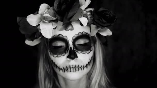 Vrouw met Mexicaanse suiker schedel make-up — Stockvideo