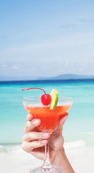 Daiquiri truskawkowy koktajl w rękę w restauracji na plaży — Zdjęcie stockowe