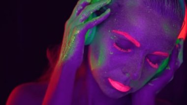 Uv floresan makyaj kadınla