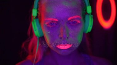 Uv floresan makyaj kadınla