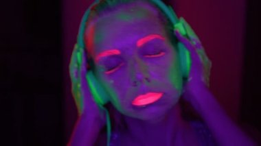 Uv floresan makyaj kadınla