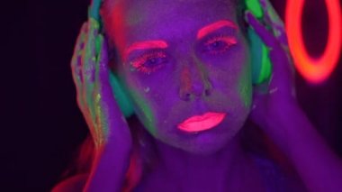 Uv floresan makyaj kadınla