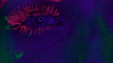 Uv floresan makyaj kadınla