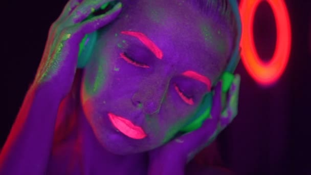 Mulher com maquiagem fluorescente UV — Vídeo de Stock