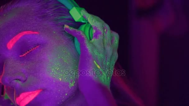 Femme avec maquillage fluorescent UV — Video