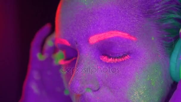 Mujer con maquillaje fluorescente UV — Vídeo de stock