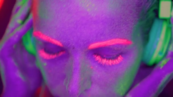 Mulher com maquiagem fluorescente UV — Vídeo de Stock