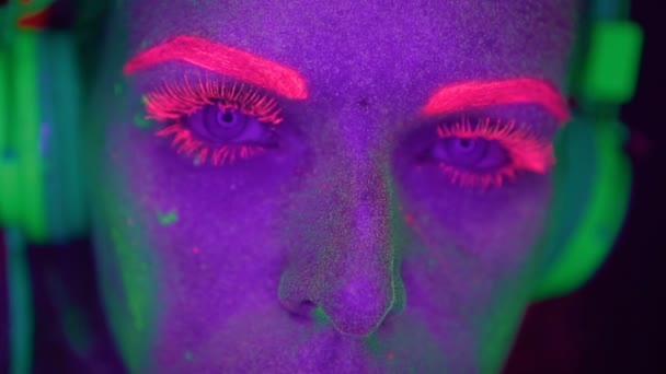 Жінка з ультрафіолетовим флуоресцентним макіяжем — стокове відео