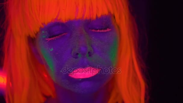 Женщина с УФ-флуоресцентным макияжем — стоковое видео
